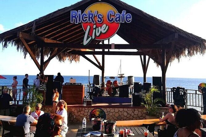 3 to 5 Hour Private Herbal Tour Shopping and Dinner at Ricks Cafe - Special Herb Field: the most active stop on the day
