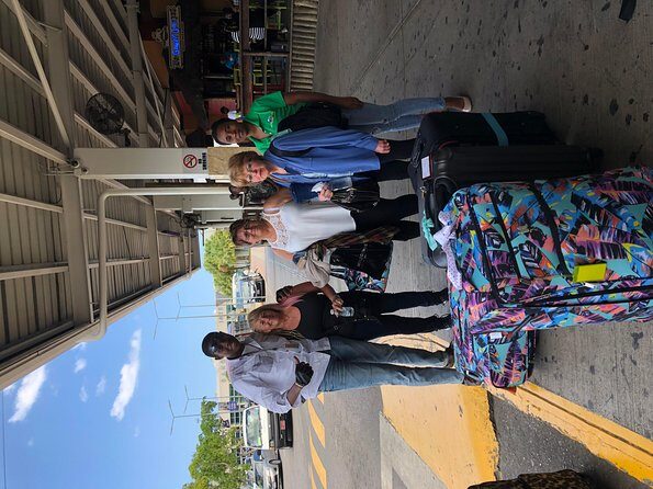 Airport MBJ Round Trip Transfers, to Montego Bay Airbnb & Resorts - The ride into Montego Bay: air-conditioned minivan and smart check-ins