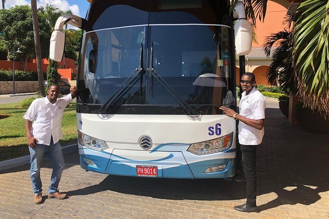 Explore Montego Bay Private Highlight Tour from Montego Bay - Stop 1 at Hi-lite Cafe: the best first move for views, souvenirs, and snack choices