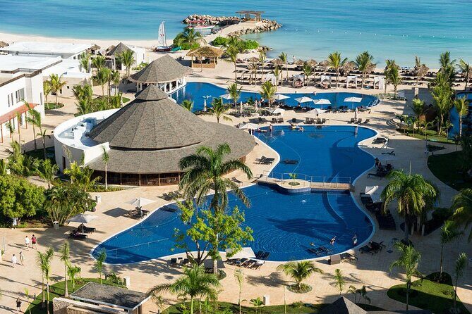 Montego Bay Airport Ja (MBJ) to Hotels in Montego Bay or Falmouth - Inside the Vehicle: Comfort, Bottled Water, and WiFi