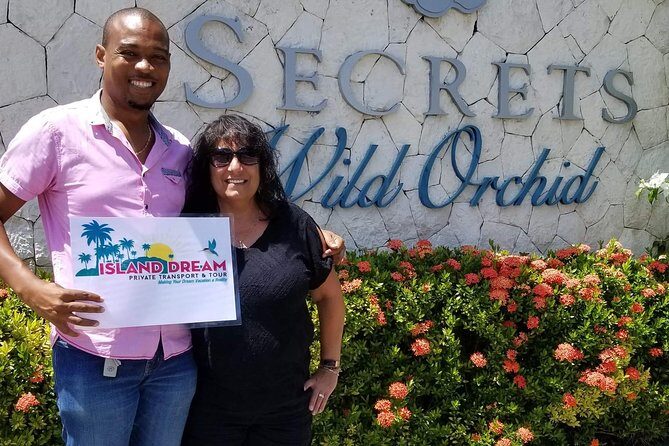 Montego Bay Airport Private Taxi: Secrets St James/ Wild Orchid - Meeting your driver: Groovy Grouper Bar, next to the restroom