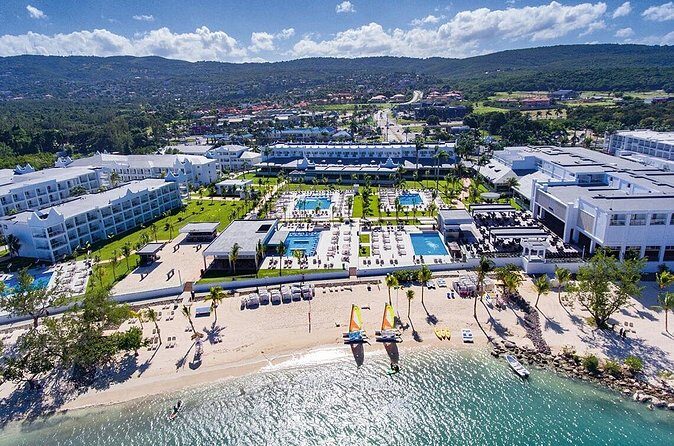 Montego Bay Airport Transfer to Montego Bay and Falmouth Hotels - One-way or round-trip: choose what fits your schedule