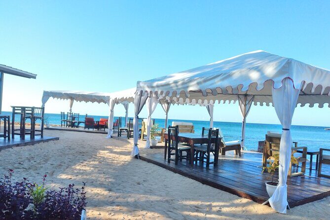 Montego Bay: Bamboo Beach Club VIP Access with Lunch & Cocktails - Group size and how “private” the beach can feel