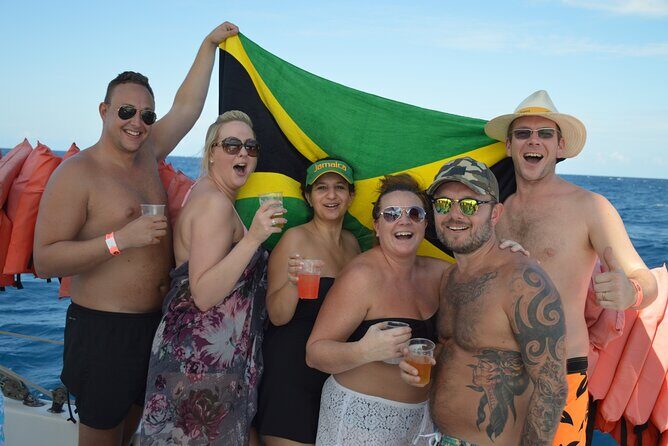 Montego Bay Catamaran: Snorkel Tour with Open Bar & Reggae DJ - Foot massage for ladies + Jamaican dance lesson: small touches that change the feel