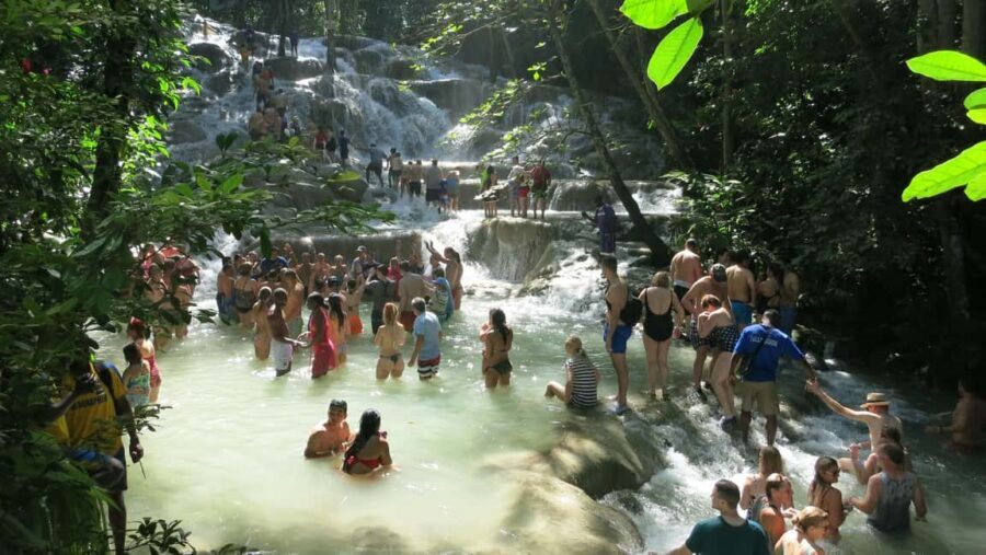 Montego Bay: Dunn's River Falls & Lunch at Bamboo Beach Club - Montego Bay to Ocho Rios: the drive that shapes the day