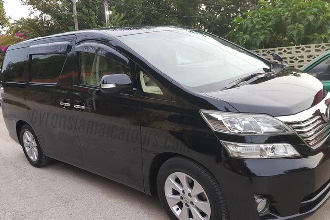 Montego Bay Hotels Airport Private Transfer - Riding in comfort: air-conditioned minivans and real group limits