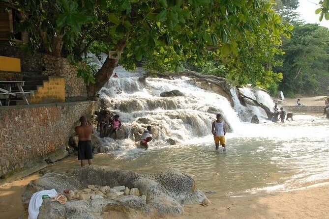 Montego Bay tour: Dunn's River Falls - The drive from Montego Bay: an easy start to a busy day