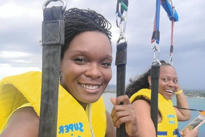Negrils Seven Miles Beach, Rick's cafe and Parasailing Tour. - The beach reality check: sales pressure and tipping expectations