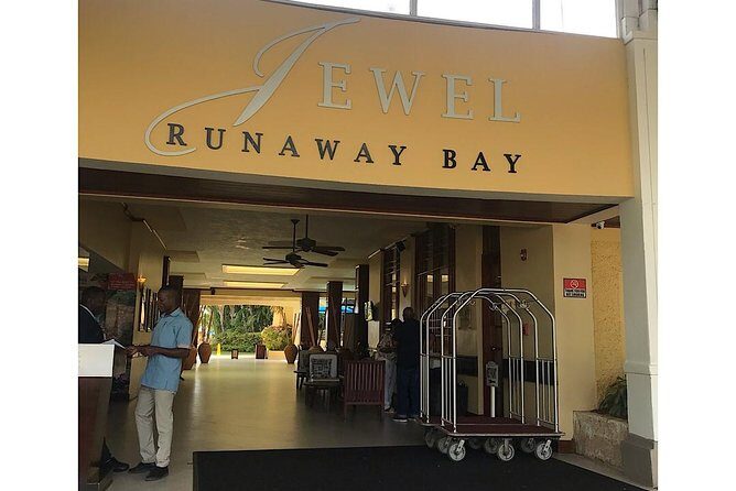 Private Roundtrip Airport Transfer to Resorts in Runaway Bay - Personal Requests During the Drive: Music, Food, Sightseeing