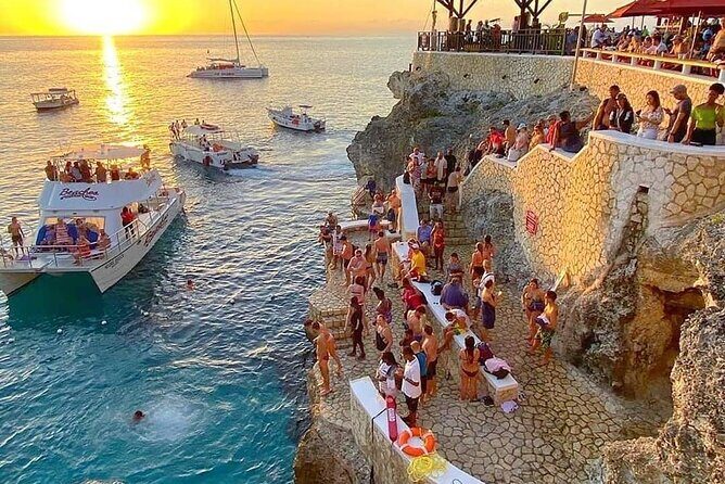 Ricks cafe & 7mile Beach Tour from Montego Bay. - Rick’s Café: sunsets and cliff jumping, timed for maximum drama