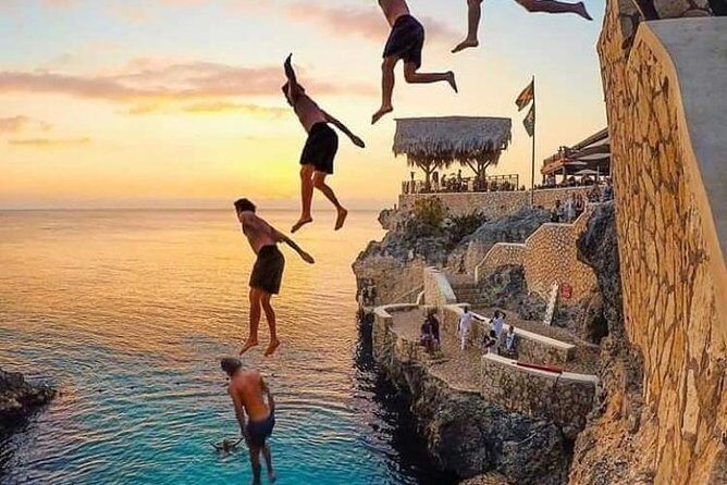 Rick's Café and Seven Mile Beach Private Tour - Rick’s Cafe: sunset timing, reggae, and the cliff-jumping show