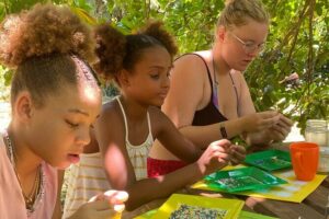 Souvenirs workshop A Mi Mek It! in Montego Bay Jamaica (FR & EN) - Choosing your 3 Jamaican souvenirs (and making them feel personal)